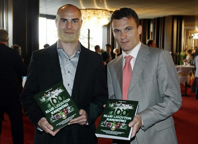 Jan Nezmar (vpravo) a David Lafata při vyhlašování ankety Zlatý míč s knihou o ligový kanonýrech od redaktora Sport.cz Zdeňka Pavlise.