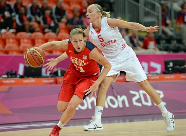 V klíčovém utkání zkouší Kateřina Elhotová (vlevo) uniknout Chorvatce Jelavičové
