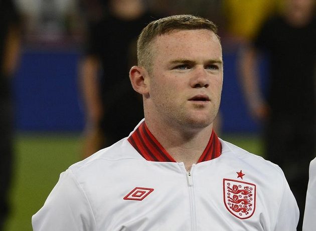 Útočník anglické reprezentace Wayne Rooney při nástupu týmů k závěrečnému utkání v základní skupině proti domácí Ukrajině
