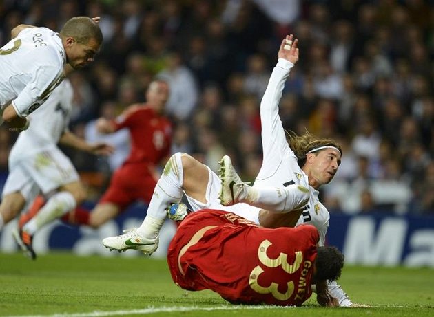 Sergio Ramos z Realu Madrid fauluje ve vápně Maria Gomeze. Z následné penalty Bayern snížil.