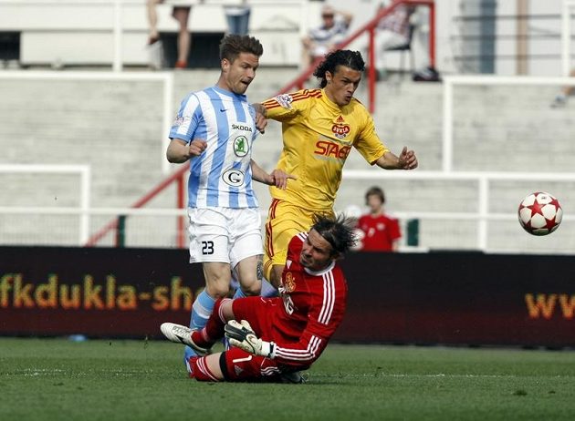 Boleslavský Fillo a Božič z Dukly v souboji před brankářem Radou v utkání 27. kola Gambrinus ligy.