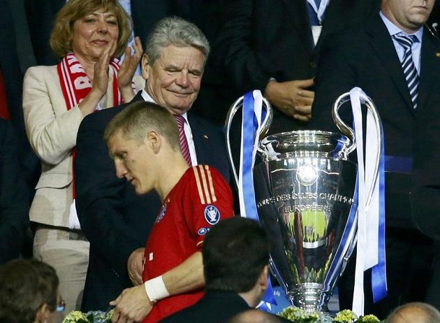 Bastian Schweinsteiger míjí německého prezidenta Joachima Gaucka po finále Ligy mistrů. Nyní se omluvil, že mu nepodal ruku. Šlo prý o nedorozumění.