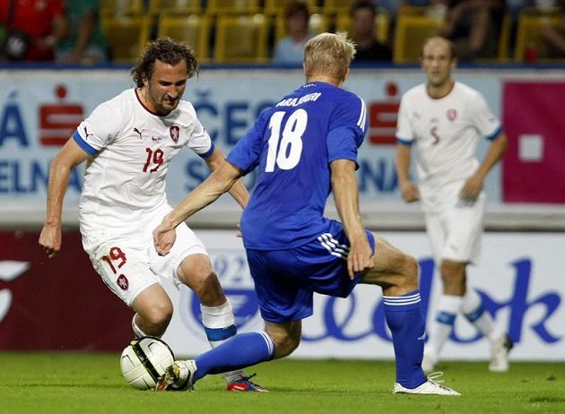 Petr Jiráček (vlevo) obchází Pauluse Arajuuriho v nepovedené přípravě s Finskem.