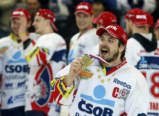 Pardubický Petr Koukal se raduje ze zlaté medaile, pro hokejové mistry republiky.