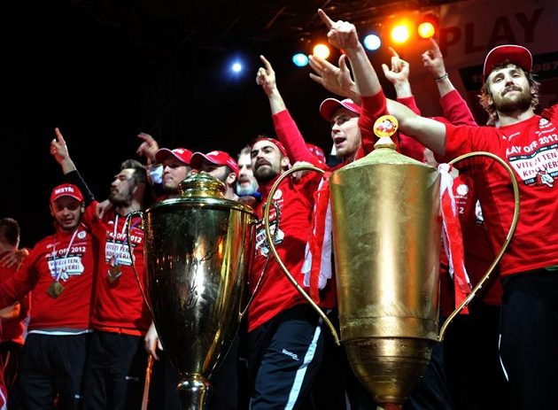 Pardubičtí hokejisté slavili s fanoušky na Perštýnském náměstí v noci po příjezdu z Brna výhru ve finále extraligy a titul mistra republiky