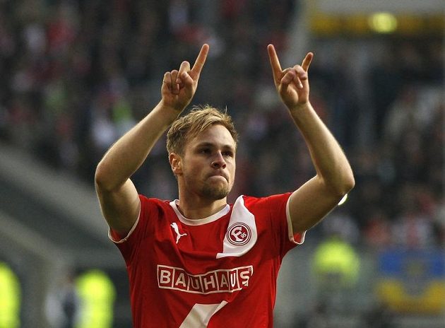 Maximilian Beister z Fortuny Düsseldorf oslavuje svůj gól proti Hertě Berlín.