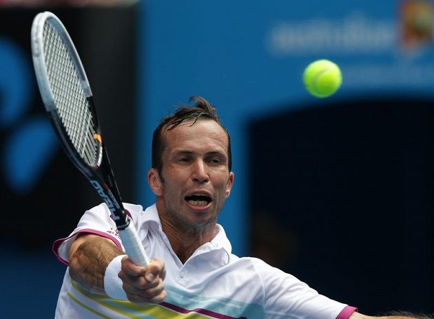 Radek Štěpánek v utkání se světovou jedničkou Novakem Djokovičem na Australian Open.