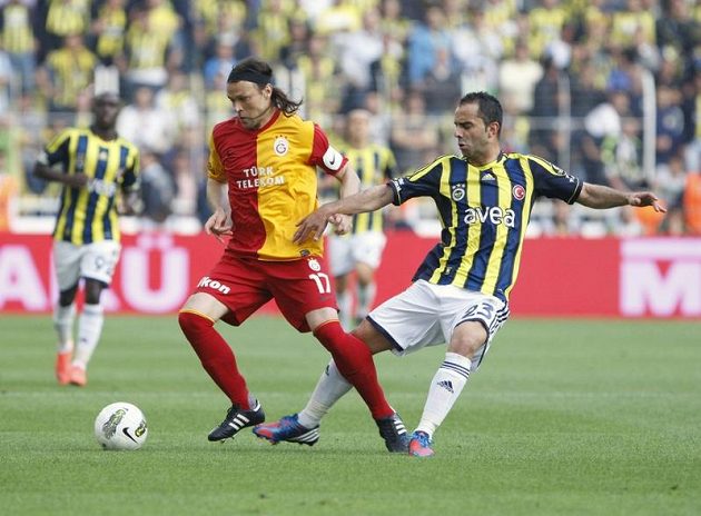 Tomáš Ujfaluši, zadák Galatasaraye Istanbul, v souboji se Semihem Sentürkem z městského rivala Fenerbahce