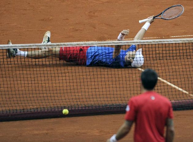 Tomáš Berdych leží na zemi po posledním míčku se Srbem Jankem Tipsarevičem ve čtvrtfinále Davis Cupu.