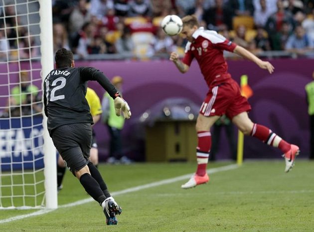 První ze dvou tref dánského střelce Nicklase Bendtnera v utkání, portugalský brankář Rui Patrício byl bez šance