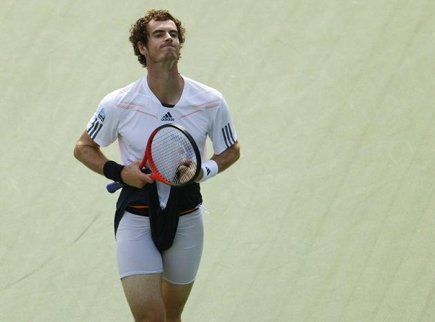 Brit Andy Murray během semifinále US Open proti Tomáši Berdychovi po zkaženém míčku.