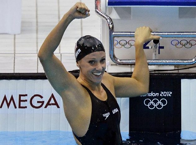 Američanka Dana Vollmerová se raduje z olympijského zlata i nového světového rekordu na motýlkářské stovce.