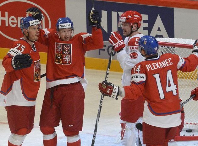 Čeští hráči (zleva) Lukáš Krajíček, střelec gólu Aleš Hemský a Tomáš Plekanec a dánský obránce Daniel Nielsen (druhý zprava).