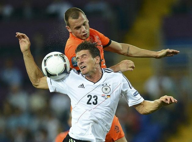 V tomto souboji sice John Heitinga německého střelce Maria Gomeze přeskočil, ale po většinu zápasu byl nizozemský obránce stejně jako jeho spoluhráči hodně dole