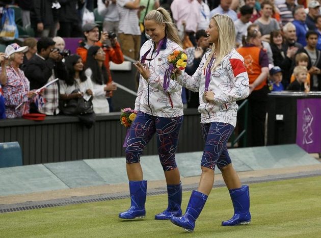 Slavné české holínky dupou po trávě Wimbledonu... Andrea Hlaváčková (vpravo) a Lucie Hradecká si v nich došly pro stříbro ze čtyřhry.