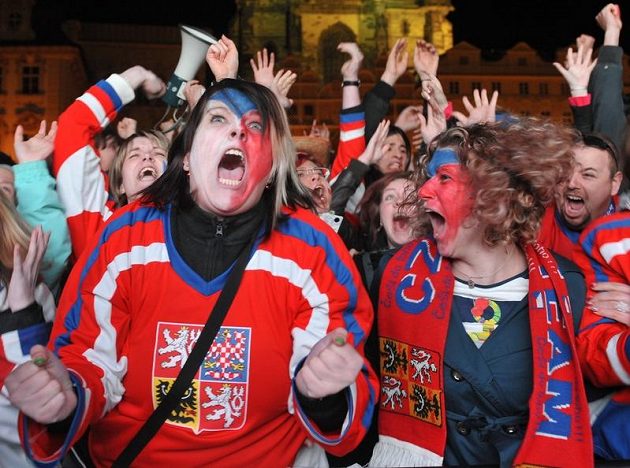 Fanoušci oslavují na Staroměstském náměstí v Praze vítězství české reprezentace ve čtvrtfinálovém zápasu mistrovství světa v ledním hokeji proti Švédsku.