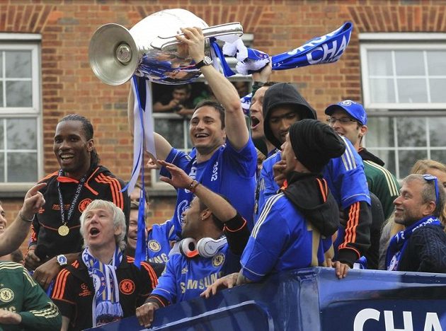 Triumfální jízdu Londýnem si s fotbalisty Chelsea užil v otevřeném autobusu i vlastník klubu Roman Abramovič (zcela vpravo)