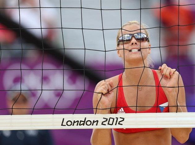 Plážová volejbalistka Markéta Sluková hryže do sítě po zkaženém míči v osmifinále olympijského turnaje.