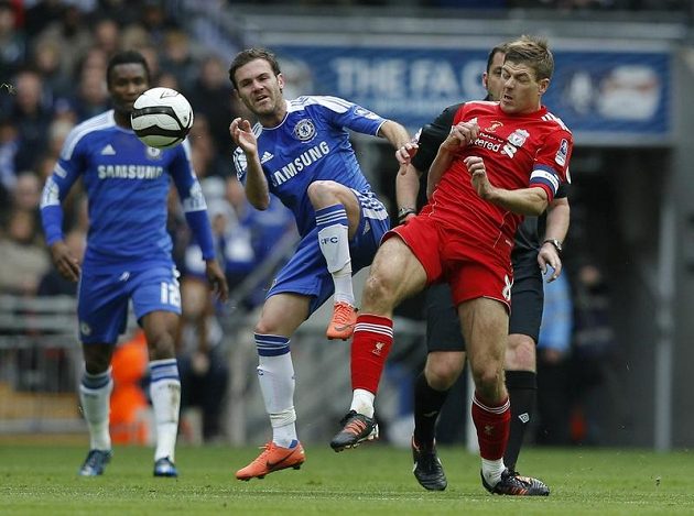 Juan Mata z Chelsea (vlevo) v souboji s liverpoolským kapitánem Stevenem Gerrardem.