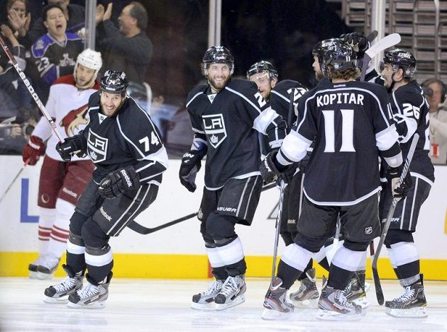 Hokejisté Kings se radují z gólu Dwighta Kinga (vlevo), který rozhodl třetí finále Západní konference NHL.