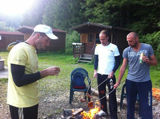 Buřty a pivo. I tak vypadalo utužování party v Dynamu.