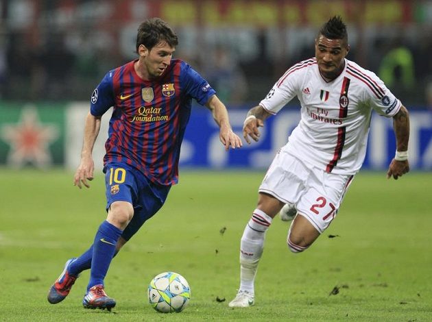 Barcelonský Lionel Messi prchá kolem Kevina-Prince Boatenga z AC Milán ve čtvrtfinále Ligy mistrů.
