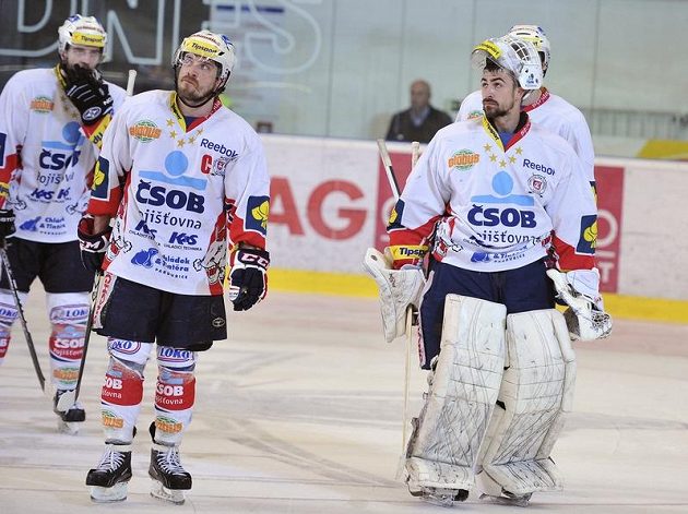 Zklamaní hokejisté Pardubic po porážce ve třetím finálovém duelu v Brně. Vpravo brankář Martin Růžička.