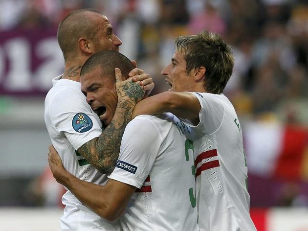 Pepému (uprostřed) gratulují ke gólu spoluhráči Raul Meireles (vlevo) a Fabio Coentrao.