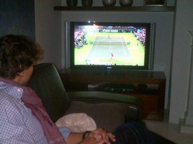 Rafael Nadal drží palce svým krajanům ve finále Davisova poháru, kvůli potížím s koleny nakonec fandil jen na dálku u televize.