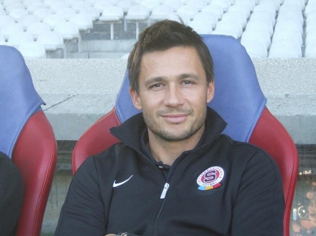 Vedoucí týmu Miroslav Baranek na lavičce, na níž v roce 2004 prožil debakl 0:5...