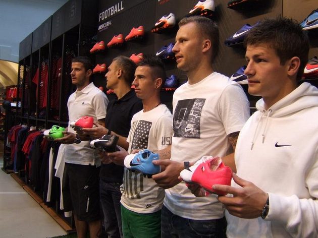 Kopačky na šampionát jsou nachystány - zleva Pudil, Kolář, Petržela, Kadlec a Pilař.
