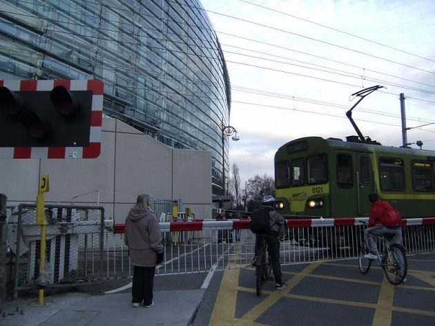Zastavit stát - pod tribunu moderního dublinského stadiónu právě přijíždí vlak.