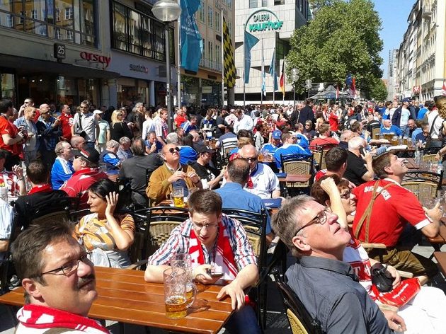 Fanoušci Chelsea sledovali juchající mnichovské protějšky ze strategtických pozic u sklenic piva