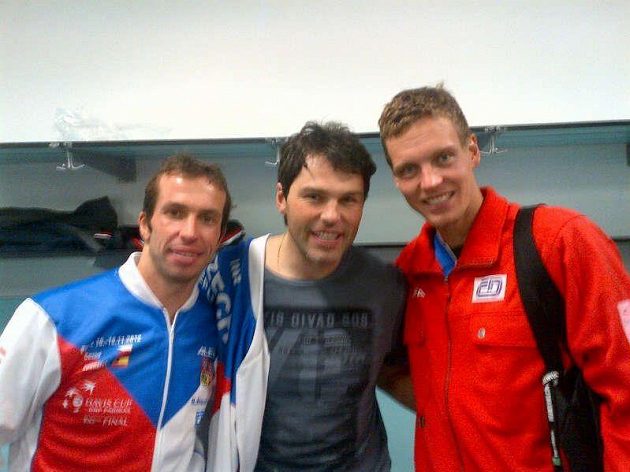 Vítězové Davis Cupu Radek Štěpánek (vlevo) a Tomáš Berdych. Mezi nimi hokejista Jaromír Jágr.