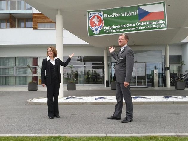 Christine Lindová (manažerka hotelu) a Günther Zimmel (ředitel) ukazují, že vše pro příjezd české fotbalové reprezentace je nachystané.