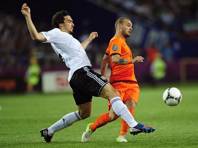 Nizozemský záložník Wesley Sneijder (vpravo) bojuje o míč s Matsem Hummelsem z Německa