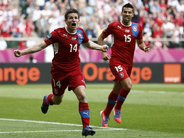 Václav Pilař se raduje z gólu proti Řekům. Za ním běží s gratulací Milan Baroš.