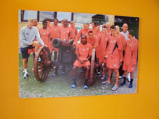 Plakát Arsenalu jako potvrzení, že londýnský klub je pravidelným návštěvníkem tréninkového centra v Bad Waltersdorfu.