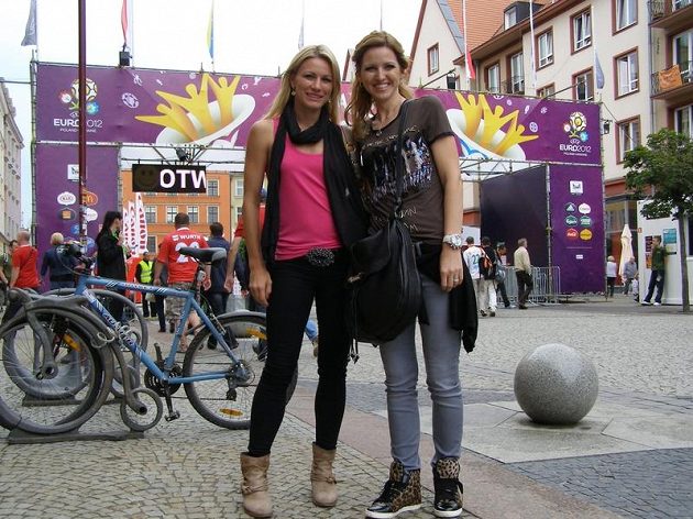 Martina Čechová (vlevo) a Jana Hübschmanová před fan zónou na mistrovství Evropy ve Vratislavi.