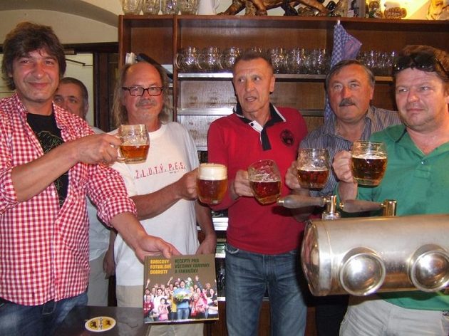 Za slavnou "tygří" pípou - zleva Jiří Babica, Ondřej Hejma, Jan Berger, Antonín Panenka a Leoš Noha při křtu knihy Babicovy fotbalové dobroty.