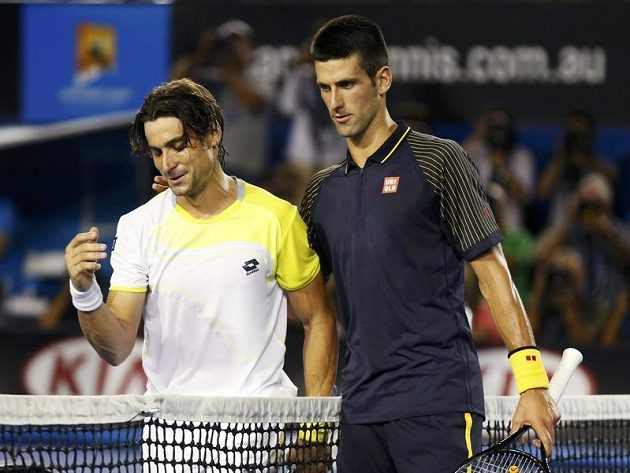 Novak Djokovič (vpravo) plácá po zádech poraženého Davida Ferrera. V semifinále Australian Open mu nedal šanci.