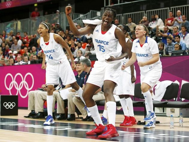 Postupová radost francouzských basketbalistek po výhře nad českým týmem ve čtvrtfinále OH.