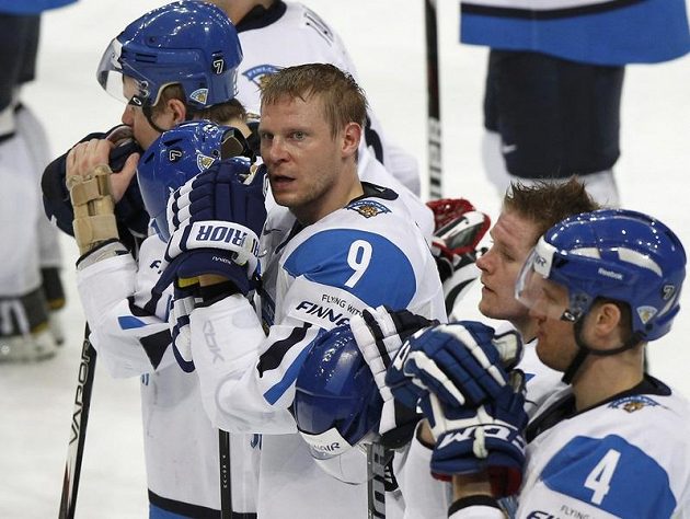 Zklamaní hokejisté Suomi po prohře s českým týmem. Obhájci titulu zůstali ve domácím prostředí bez medaile