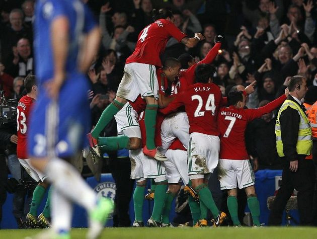 Fotbalisté Swansea (v červených dresech) se radují ze vstřelení druhého gólu do sítě Chelsea na Stamford Bridge. Jeho autorem byl Danny Graham.