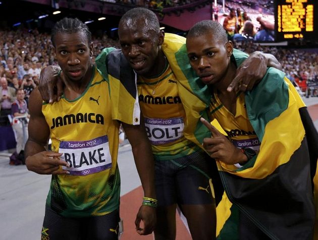 Jamajští medailisté z olympijského finále na 200 metrů (zleva) stříbrný Yohan Blake, vítězný Usain Bolt a bronzový Warren Weir