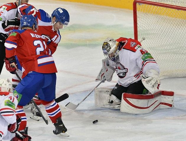 Zleva Jakub Klepiš a Marcel Hossa z HC Lev Praha a brankář Erik Ersberg z Doněcku.