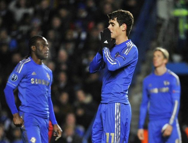 Zklamaní fotbalisté Chelsea, kterým ani vysoká výhra nad Norsjaellandem nepomohla k postupu ze základní skupiny Ligy mistrů. Druhý zprava brazilský záložník Oscar.