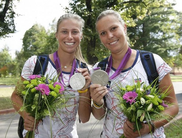 Tenistky Andrea Hlaváčková (vlevo) s Lucií Hradeckou se chlubí stříbrem z olympijského deblu
