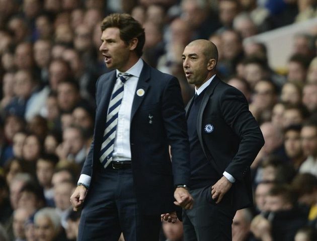 Prestižní londýnské fotbalové derby bylo i soubojem trenérů: vlevo bývalý kouč Chelsea Andre Villas-Boas (současný trenér Tottenhamu), vpravo Boasův někdejší asistent a nynější kormidelník "Blues" Roberto Di Matteo.