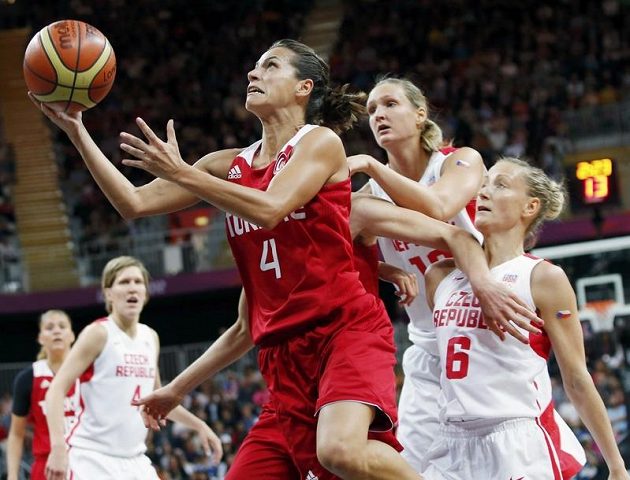 Kateřina Bartoňová (vpravo) a Petra Kulichová brání tureckou basketbalistku Palazogluovou.